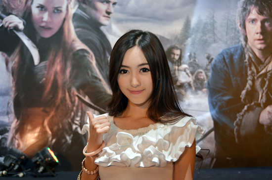 ธันวา - เอสเธอร์ แปลงร่างเป็นเอล์ฟหนุ่มเอล์ฟสาว พร้อมโชว์สุดพิเศษในงานเปิดตัวหนัง The Hobbit ธันวา - เอสเธอร์ แปลงร่างเป็นเอล์ฟหนุ่มเอล์ฟสาว พร้อมโชว์สุดพิเศษในงานเปิดตัวหนัง The Hobbit