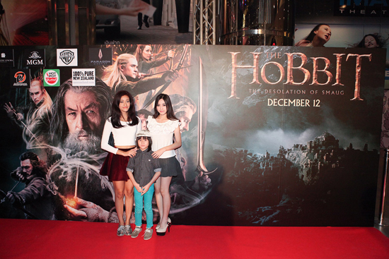 ธันวา - เอสเธอร์ แปลงร่างเป็นเอล์ฟหนุ่มเอล์ฟสาว พร้อมโชว์สุดพิเศษในงานเปิดตัวหนัง The Hobbit ธันวา - เอสเธอร์ แปลงร่างเป็นเอล์ฟหนุ่มเอล์ฟสาว พร้อมโชว์สุดพิเศษในงานเปิดตัวหนัง The Hobbit