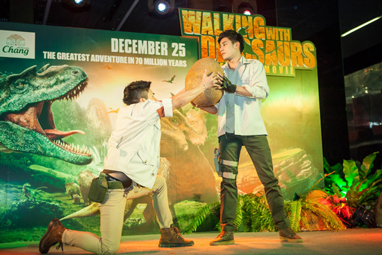 เคน - ภูภูมิ พาทะลุมิติสู่การผจญภัยในโลกล้านปีในงานเปิดตัวหนัง Walking with Dinosaurs (3D) เคน - ภูภูมิ พาทะลุมิติสู่การผจญภัยในโลกล้านปีในงานเปิดตัวหนัง Walking with Dinosaurs (3D)