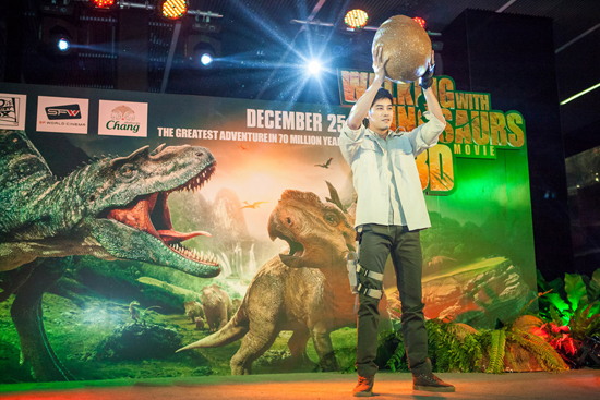 เคน - ภูภูมิ พาทะลุมิติสู่การผจญภัยในโลกล้านปีในงานเปิดตัวหนัง Walking with Dinosaurs (3D) เคน - ภูภูมิ พาทะลุมิติสู่การผจญภัยในโลกล้านปีในงานเปิดตัวหนัง Walking with Dinosaurs (3D)