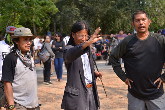 บุกกองถ่าย แผลเก่า นักแสดงโชว์คึกคัก เต้นกำรำเคียว บุกกองถ่าย แผลเก่า นักแสดงโชว์คึกคัก เต้นกำรำเคียว