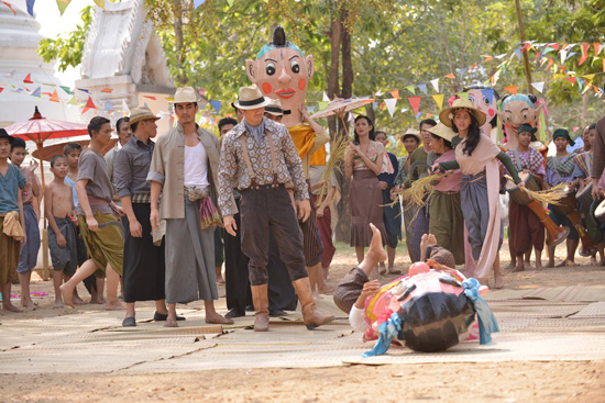 บุกกองถ่าย แผลเก่า นักแสดงโชว์คึกคัก เต้นกำรำเคียว บุกกองถ่าย แผลเก่า นักแสดงโชว์คึกคัก เต้นกำรำเคียว