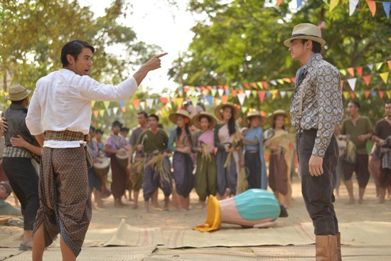 บุกกองถ่าย แผลเก่า นักแสดงโชว์คึกคัก เต้นกำรำเคียว บุกกองถ่าย แผลเก่า นักแสดงโชว์คึกคัก เต้นกำรำเคียว