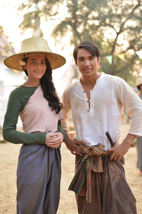 บุกกองถ่าย แผลเก่า นักแสดงโชว์คึกคัก เต้นกำรำเคียว บุกกองถ่าย แผลเก่า นักแสดงโชว์คึกคัก เต้นกำรำเคียว
