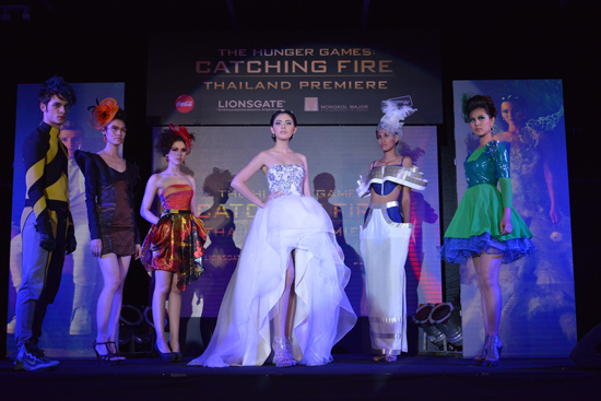 ใหม่ ดาวิกา สวมบท สาวน้อยผู้มากับไฟ เปิดตัว Catching Fire สุดยิ่งใหญ่ ใหม่ ดาวิกา สวมบท สาวน้อยผู้มากับไฟ เปิดตัว Catching Fire สุดยิ่งใหญ่