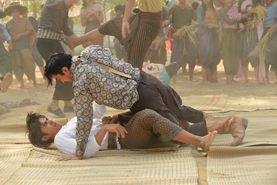 บุกกองถ่าย แผลเก่า นักแสดงโชว์คึกคัก เต้นกำรำเคียว บุกกองถ่าย แผลเก่า นักแสดงโชว์คึกคัก เต้นกำรำเคียว