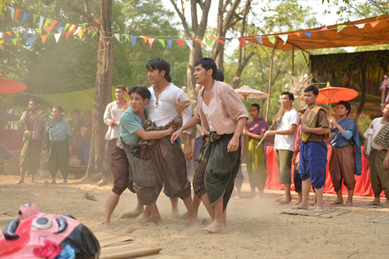 บุกกองถ่าย แผลเก่า นักแสดงโชว์คึกคัก เต้นกำรำเคียว บุกกองถ่าย แผลเก่า นักแสดงโชว์คึกคัก เต้นกำรำเคียว
