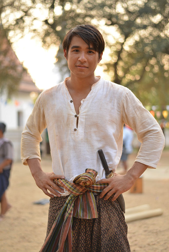 บุกกองถ่าย แผลเก่า นักแสดงโชว์คึกคัก เต้นกำรำเคียว บุกกองถ่าย แผลเก่า นักแสดงโชว์คึกคัก เต้นกำรำเคียว