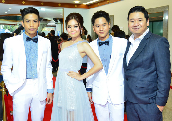 สหมงคลฟิล์ม นำทีมนักแสดงและคนเบื้องหลัง คว้ารางวัล สุพรรณหงส์ 2556 สหมงคลฟิล์ม นำทีมนักแสดงและคนเบื้องหลัง คว้ารางวัล สุพรรณหงส์ 2556