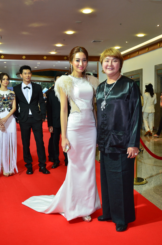 สหมงคลฟิล์ม นำทีมนักแสดงและคนเบื้องหลัง คว้ารางวัล สุพรรณหงส์ 2556 สหมงคลฟิล์ม นำทีมนักแสดงและคนเบื้องหลัง คว้ารางวัล สุพรรณหงส์ 2556