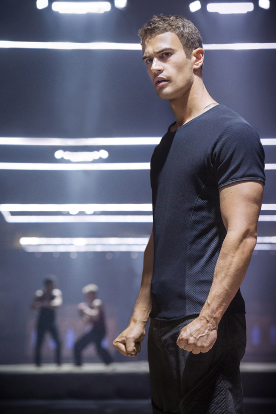 Divergent สงคราม 5 มนุษย์กลุ่มสุดท้ายแห่งอนาคต Divergent สงคราม 5 มนุษย์กลุ่มสุดท้ายแห่งอนาคต