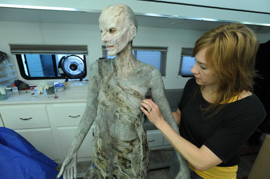 เมคอัพสุดล้ำ ! เปลี่ยนคนให้เป็นผี ท้าผู้ชมสะดุ้งสุดตัวใน HAUNT เมคอัพสุดล้ำ ! เปลี่ยนคนให้เป็นผี ท้าผู้ชมสะดุ้งสุดตัวใน HAUNT