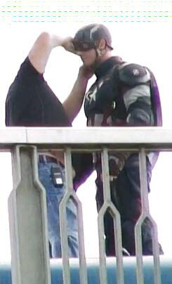 มาดูกัน ! กัปตันอเมริกาชุดใหม่ จากกองถ่าย Avengers 2 มาดูกัน ! กัปตันอเมริกาชุดใหม่ จากกองถ่าย Avengers 2