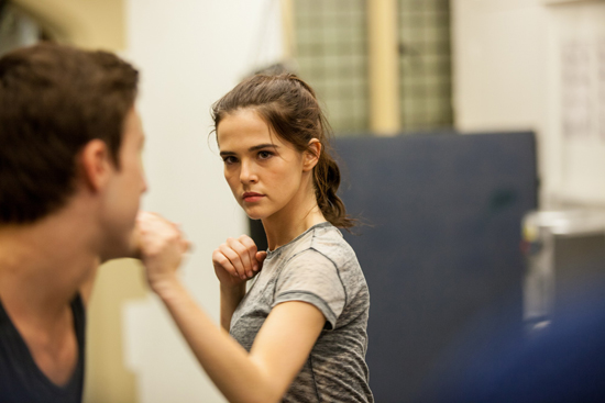 Vampire Academy แจ้งเกิดดาวรุ่งดวง โซอี้ ดัช และ ลูซี่ ฟราย Vampire Academy แจ้งเกิดดาวรุ่งดวง โซอี้ ดัช และ ลูซี่ ฟราย
