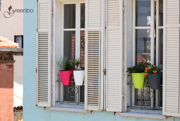 กระถางต้นไม้บนราวระเบียง อยู่คอนโดก็ปลูกได้ กระถางต้นไม้บนราวระเบียง อยู่คอนโดก็ปลูกได้