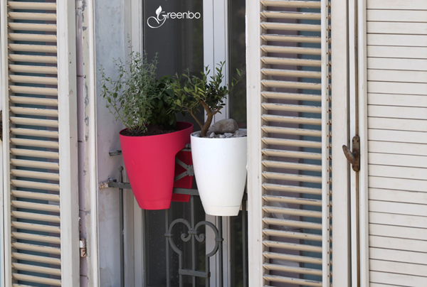 กระถางต้นไม้บนราวระเบียง อยู่คอนโดก็ปลูกได้ กระถางต้นไม้บนราวระเบียง อยู่คอนโดก็ปลูกได้