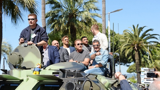 The Expendables 3 รวมดาวดังปรากฏตัวบนรถถัง ในเทศกาลหนังเมืองคานส์ 