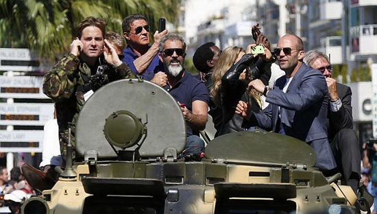 The Expendables 3 รวมดาวดังปรากฏตัวบนรถถัง ในเทศกาลหนังเมืองคานส์ The Expendables 3 รวมดาวดังปรากฏตัวบนรถถัง ในเทศกาลหนังเมืองคานส์