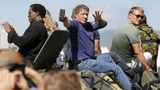 The Expendables 3 รวมดาวดังปรากฏตัวบนรถถัง ในเทศกาลหนังเมืองคานส์ The Expendables 3 รวมดาวดังปรากฏตัวบนรถถัง ในเทศกาลหนังเมืองคานส์