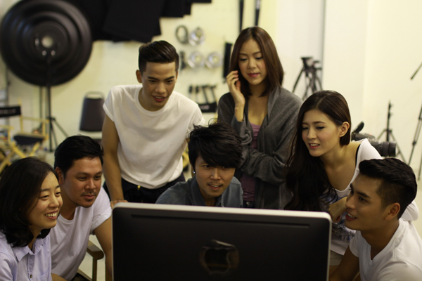 4 นักแสดงท้าทายเก็บของคนตาย ถ่ายโปสเตอร์ The Eyes Diary 4 นักแสดงท้าทายเก็บของคนตาย ถ่ายโปสเตอร์ The Eyes Diary
