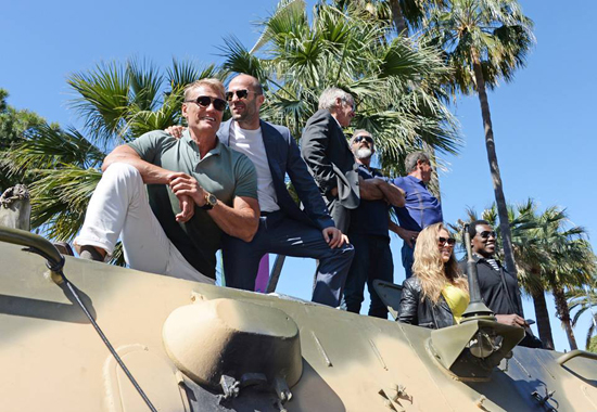 The Expendables 3 รวมดาวดังปรากฏตัวบนรถถัง ในเทศกาลหนังเมืองคานส์ 