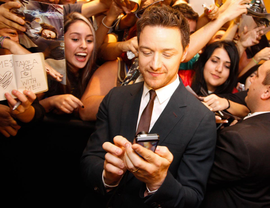 ชาร์ลส์ ซาเวียร์ สองเจนเนอเรชั่นร่วมงานพรีเมียร์ X-Men ที่บราซิล ชาร์ลส์ ซาเวียร์ สองเจนเนอเรชั่นร่วมงานพรีเมียร์ X-Men ที่บราซิล