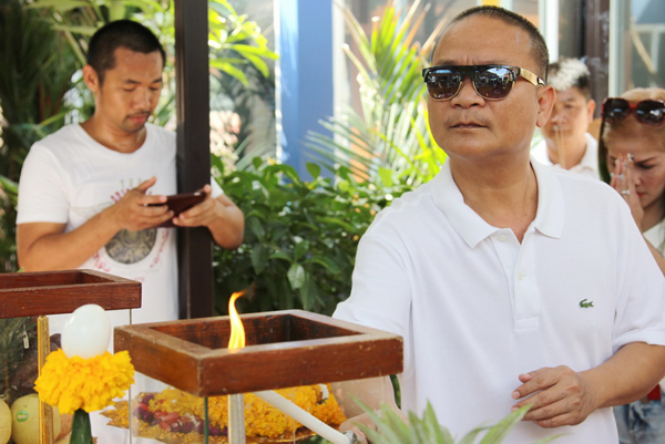 หม่ำบวงสรวงเปิดกล้อง ทาสรักอสูร คว้าพิงกี้ประกบคู่ฮา หม่ำบวงสรวงเปิดกล้อง ทาสรักอสูร คว้าพิงกี้ประกบคู่ฮา