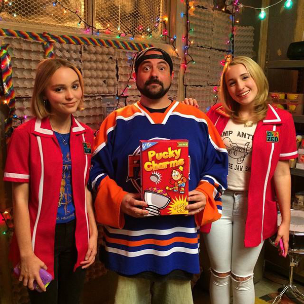 Yoga Hosers เผยโฉมแรก ลิลี่ โรส เดปป์-ฮาร์ลีย์ ควิน สมิธ Yoga Hosers เผยโฉมแรก ลิลี่ โรส เดปป์-ฮาร์ลีย์ ควิน สมิธ