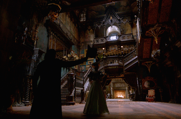 ตัวอย่างรักหลอนของคนกับผีใน Crimson Peak ตัวอย่างรักหลอนของคนกับผีใน Crimson Peak