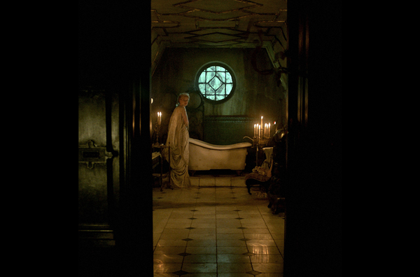 ตัวอย่างรักหลอนของคนกับผีใน Crimson Peak ตัวอย่างรักหลอนของคนกับผีใน Crimson Peak
