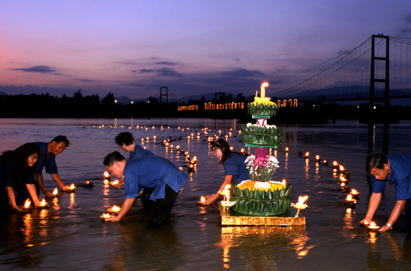 ประเพณีลอยกระทงสาย จังหวัดตาก ประเพณีลอยกระทงสาย จังหวัดตาก