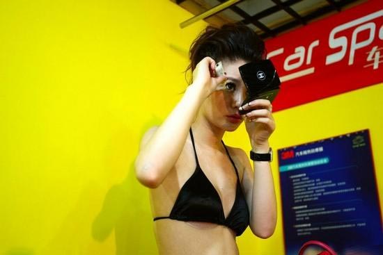 จีนให้สาวสวยนุ่งบิกินี่ บริการล้างรถ จีนให้สาวสวยนุ่งบิกินี่ บริการล้างรถ