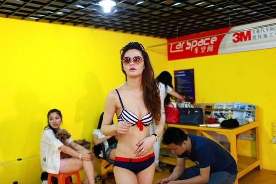 จีนให้สาวสวยนุ่งบิกินี่ บริการล้างรถ จีนให้สาวสวยนุ่งบิกินี่ บริการล้างรถ