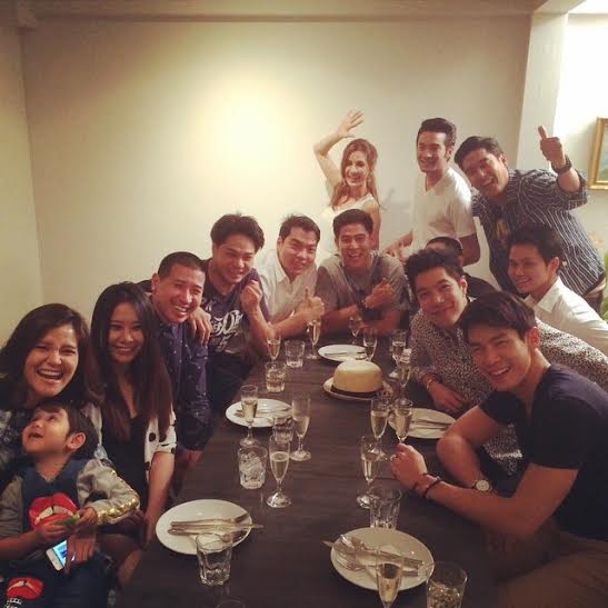 ปาร์ตี้สละโสด เปิ้ล ภารดี-นิว เชื้อชาติ ร่วมเฮก่อนแต่งงาน 25 ต.ค.