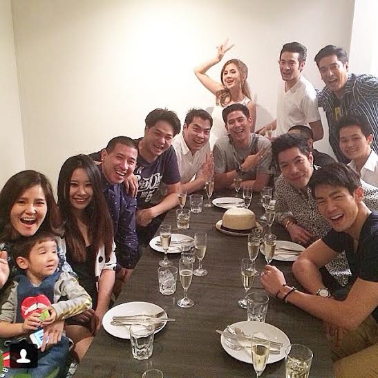 ปาร์ตี้สละโสด เปิ้ล ภารดี-นิว เชื้อชาติ ร่วมเฮก่อนแต่งงาน 25 ต.ค.