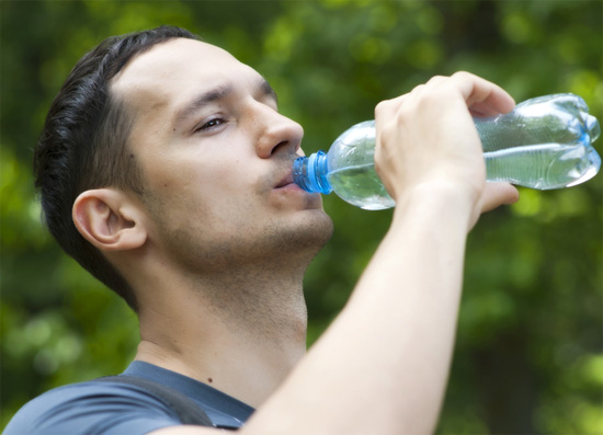 ดื่มแต่น้ำเปล่าจากขวด ดื่มแต่น้ำเปล่าจากขวด