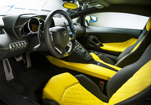 Lamborghini คอนโซลภายในรถ Lamborghini