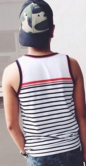 เสื้อผ้าผู้ชายลายขวาง เสื้อผ้าผู้ชายลายขวาง