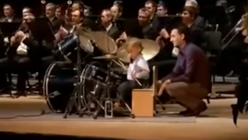 เด็ก 3 ขวบ โชว์ตีกลองขั้นเทพ เด็ก 3 ขวบ โชว์ตีกลองขั้นเทพ