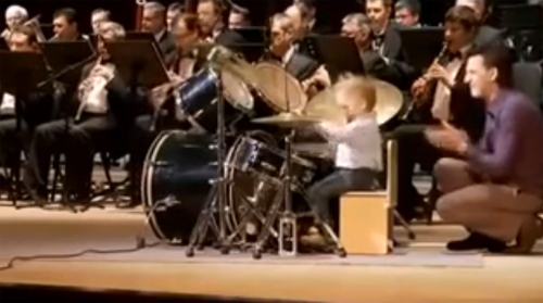 เด็ก 3 ขวบ โชว์ตีกลองขั้นเทพ เด็ก 3 ขวบ โชว์ตีกลองขั้นเทพ