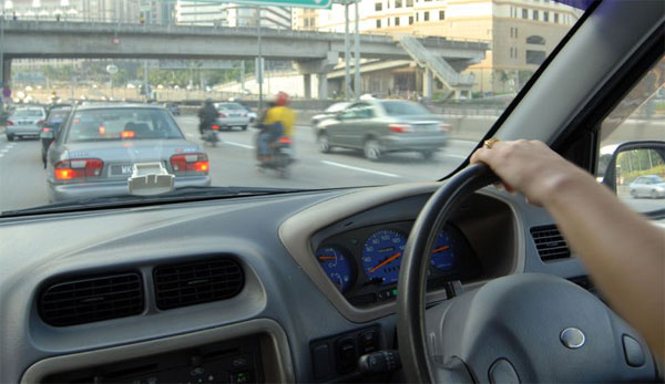 ขับรถบนทางหลวงและทางด่วน อย่างไรถึงปลอดภัย ขับรถบนทางหลวงและทางด่วน อย่างไรถึงปลอดภัย