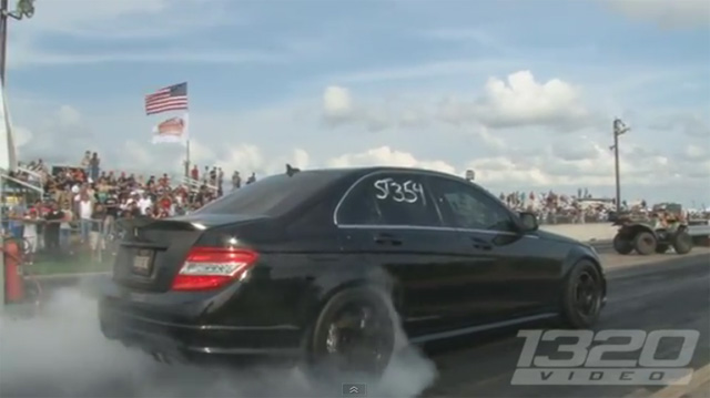 คุณยายวัย 60 ขับรถ Mercedes-Benz C63 AMG คุณยายวัย 60 ขับรถ Mercedes-Benz C63 AMG