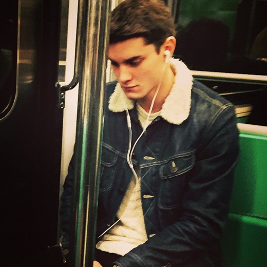 ผู้ชายหล่อบนรถไฟ ผู้ชายหล่อบนรถไฟ