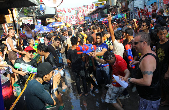 ปิดถนนเล่นน้ำสงกรานต์ข้าวสาร-สีลม 12-15 เม.ย. ห้ามรถเข้า ปิดถนนเล่นน้ำสงกรานต์ข้าวสาร-สีลม 12-15 เม.ย. ห้ามรถเข้า