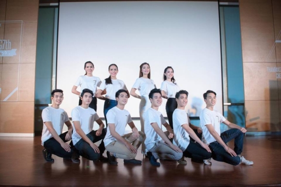 ยลโฉมผู้นำเชียร์ มธ. งานบอลธรรมศาสตร์ จุฬา 70 ยลโฉมผู้นำเชียร์ มธ. งานบอลธรรมศาสตร์ จุฬา 70