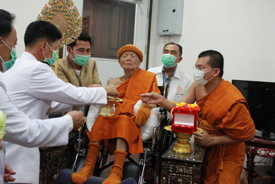 คอหวยแห่ซื้อ วันเกิดหลวงพ่อคูณครบ 91 ปี 70 พรรษา คอหวยแห่ซื้อ วันเกิดหลวงพ่อคูณครบ 91 ปี 70 พรรษา