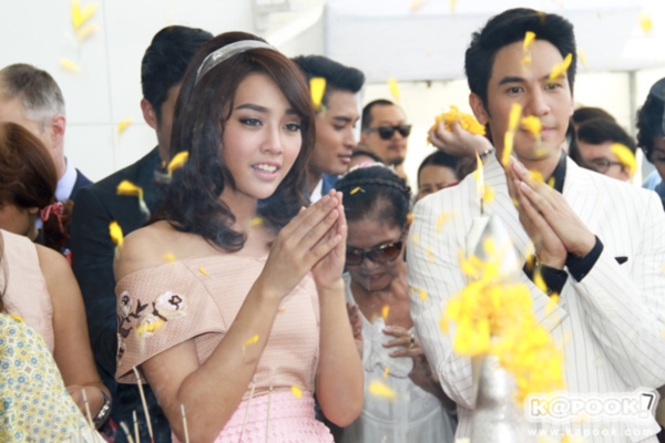 โป๊ป น้ำตาล อาเล็ก นำทีมบวงสรวงละคร สะใภ้จ้าว น่าติดตามสุด ๆ โป๊ป น้ำตาล อาเล็ก นำทีมบวงสรวงละคร สะใภ้จ้าว น่าติดตามสุด ๆ