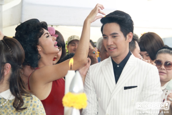 โป๊ป น้ำตาล อาเล็ก นำทีมบวงสรวงละคร สะใภ้จ้าว น่าติดตามสุด ๆ โป๊ป น้ำตาล อาเล็ก นำทีมบวงสรวงละคร สะใภ้จ้าว น่าติดตามสุด ๆ