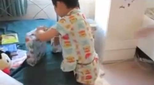 เผยคลิปน่ารัก! เด็กน้อยจีนจ๋อยเปิดของขวัญ เจอท่อนแครอท