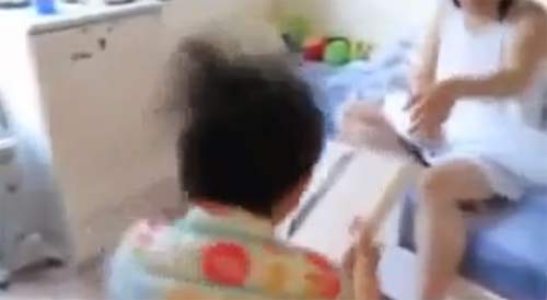 เผยคลิปน่ารัก! เด็กน้อยจีนจ๋อยเปิดของขวัญ เจอท่อนแครอท